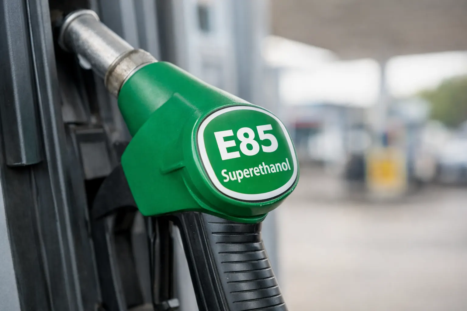 Pompe à carburant E85 superéthanol dans une station-service